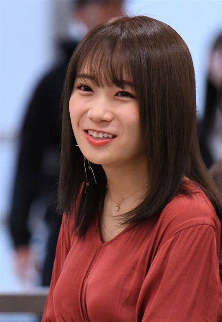 秋元真夏の「脇」が話題に：アイドル美学とSNS時代の視線